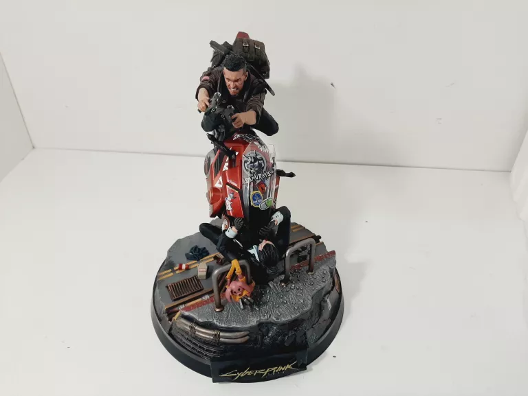 cyberpunk-2077-figurka-kolekcjonerska-szerokosc-produktu-2100