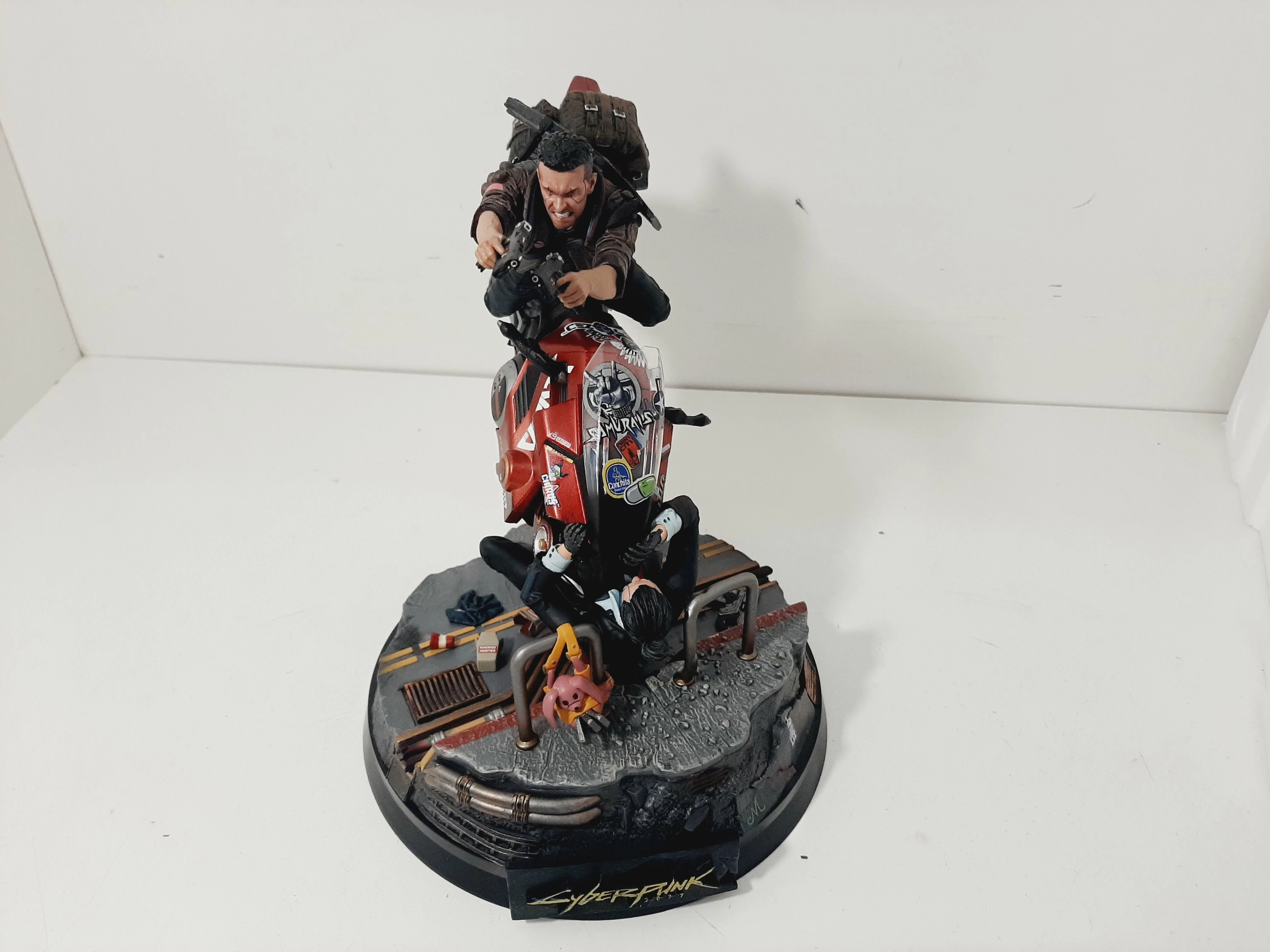 cyberpunk-2077-figurka-kolekcjonerska-szerokosc-produktu-2100