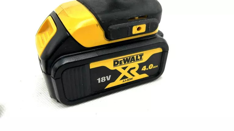 DEWALT DCL050 18V LATARKA LAMPA AKUMULATOROWA Z BATERIĄ I ŁADOWARKĄ
