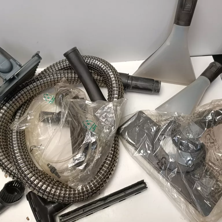 ODKURZACZ PIORĄCY BOSCH SERIE 4 AQUAWASH & CLEAN KOMPLET