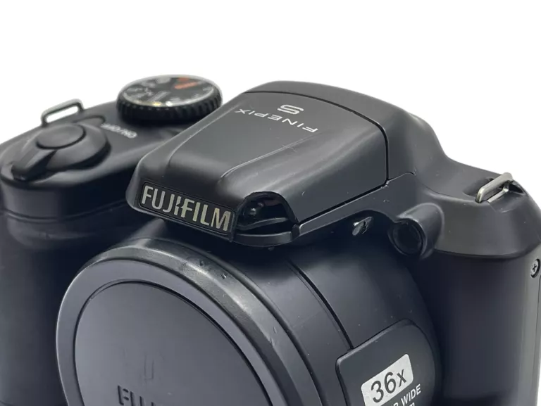 aparat-kompaktowy-fujifilm-finepix-s8600-29-65-futeral-rozdzielczosc-1600