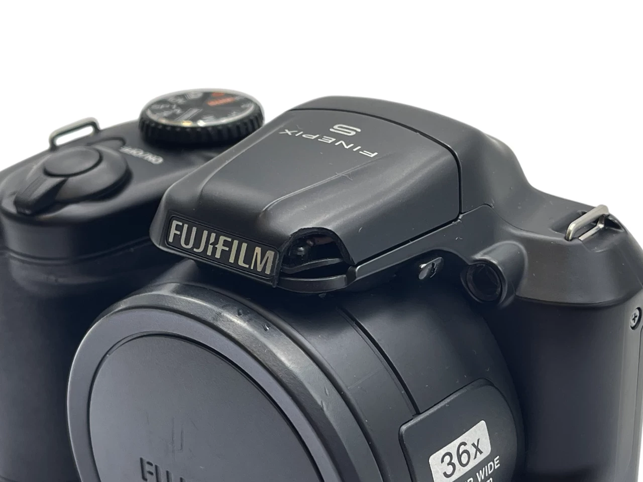 aparat-kompaktowy-fujifilm-finepix-s8600-29-65-futeral-rozdzielczosc-1600