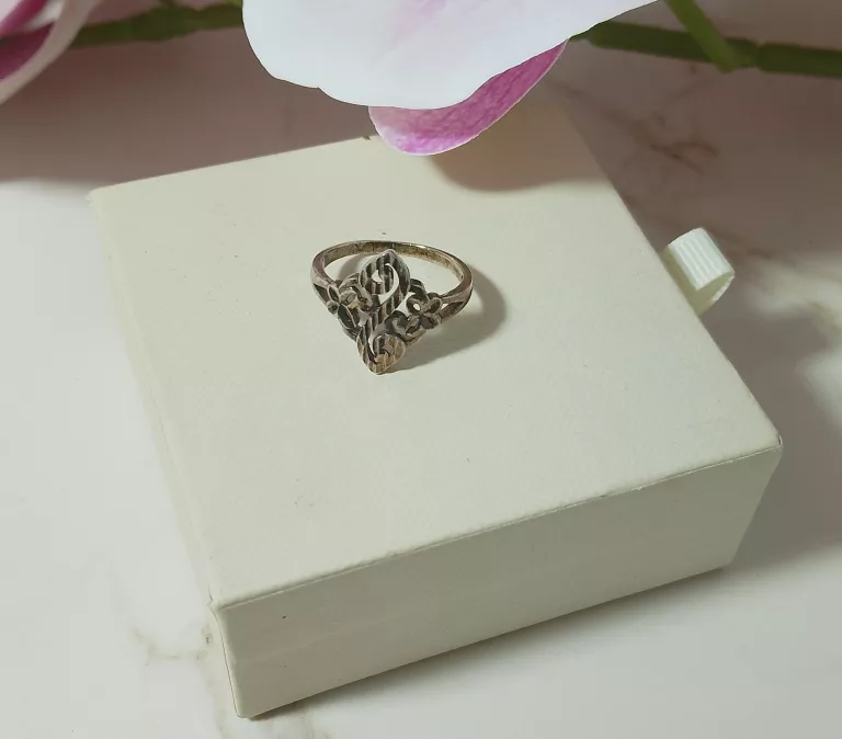 ŚLICZNY SREBRNY PIERŚCIONEK 2,63GR 925PR