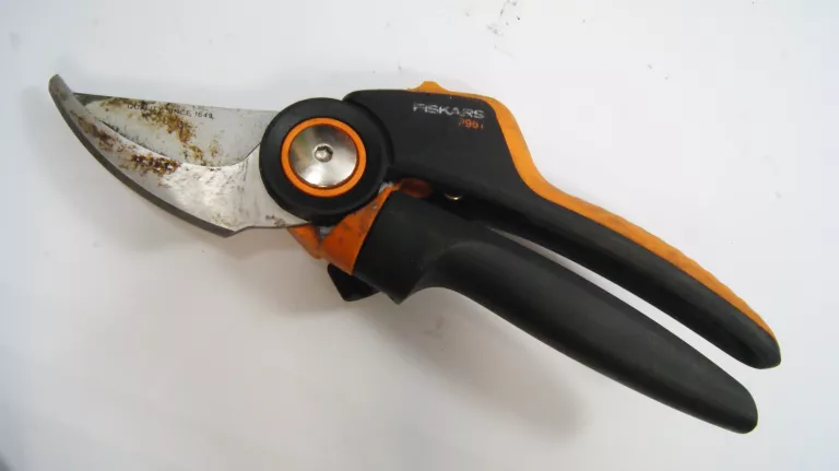 AKUMULATOROWE NOŻYCE STIHL HSA 26 W POKROWCU +SEKATOR FISKARS