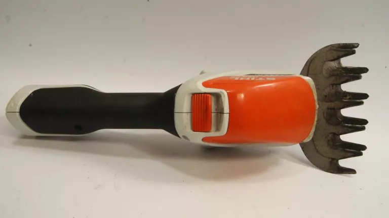 AKUMULATOROWE NOŻYCE STIHL HSA 26 W POKROWCU +SEKATOR FISKARS