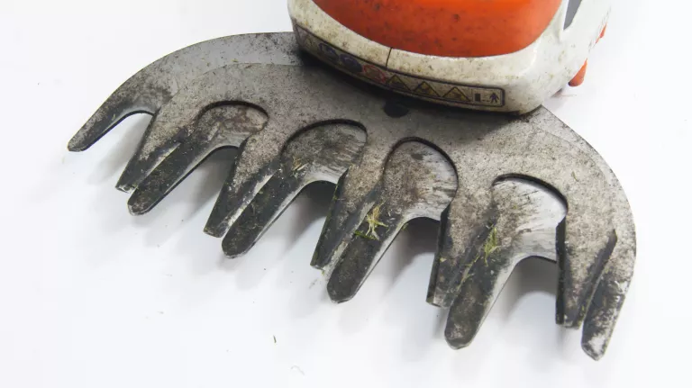 AKUMULATOROWE NOŻYCE STIHL HSA 26 W POKROWCU +SEKATOR FISKARS