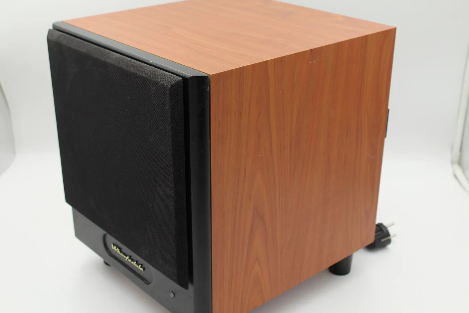 subwoofer-aktywny-wharfedale-wh-208-glosnik-niskotonowy-kolor-orzech-rodzaj-208106-235290