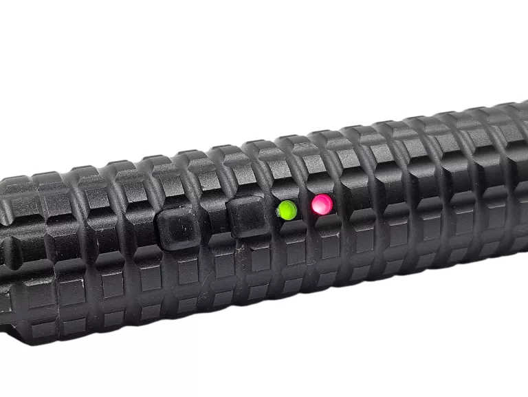 PARALIZATOR ELEKTRYCZNY PIRANHA SHOCK XTREME 8 MV Z LATARKĄ 300LM | PAŁKA