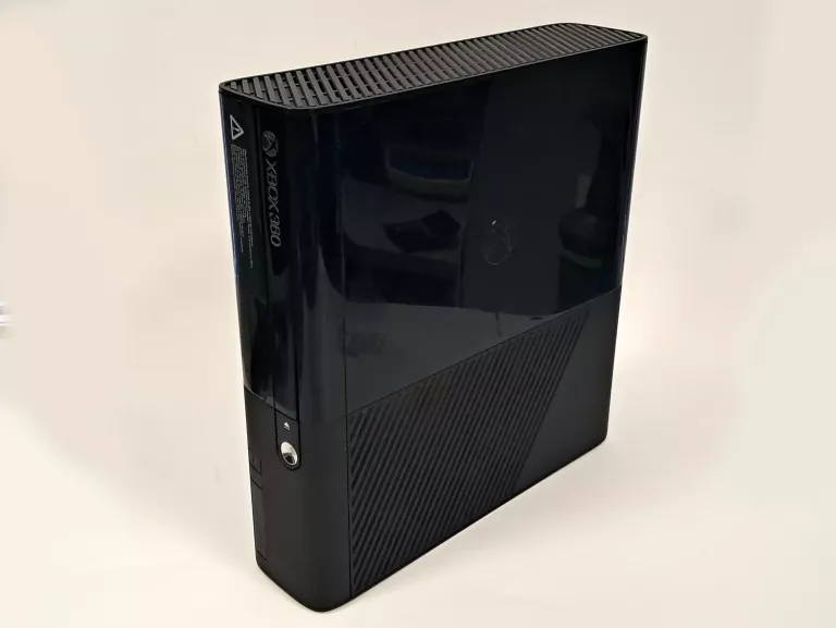 KONSOLA XBOX 360 E 320GB + KINECT