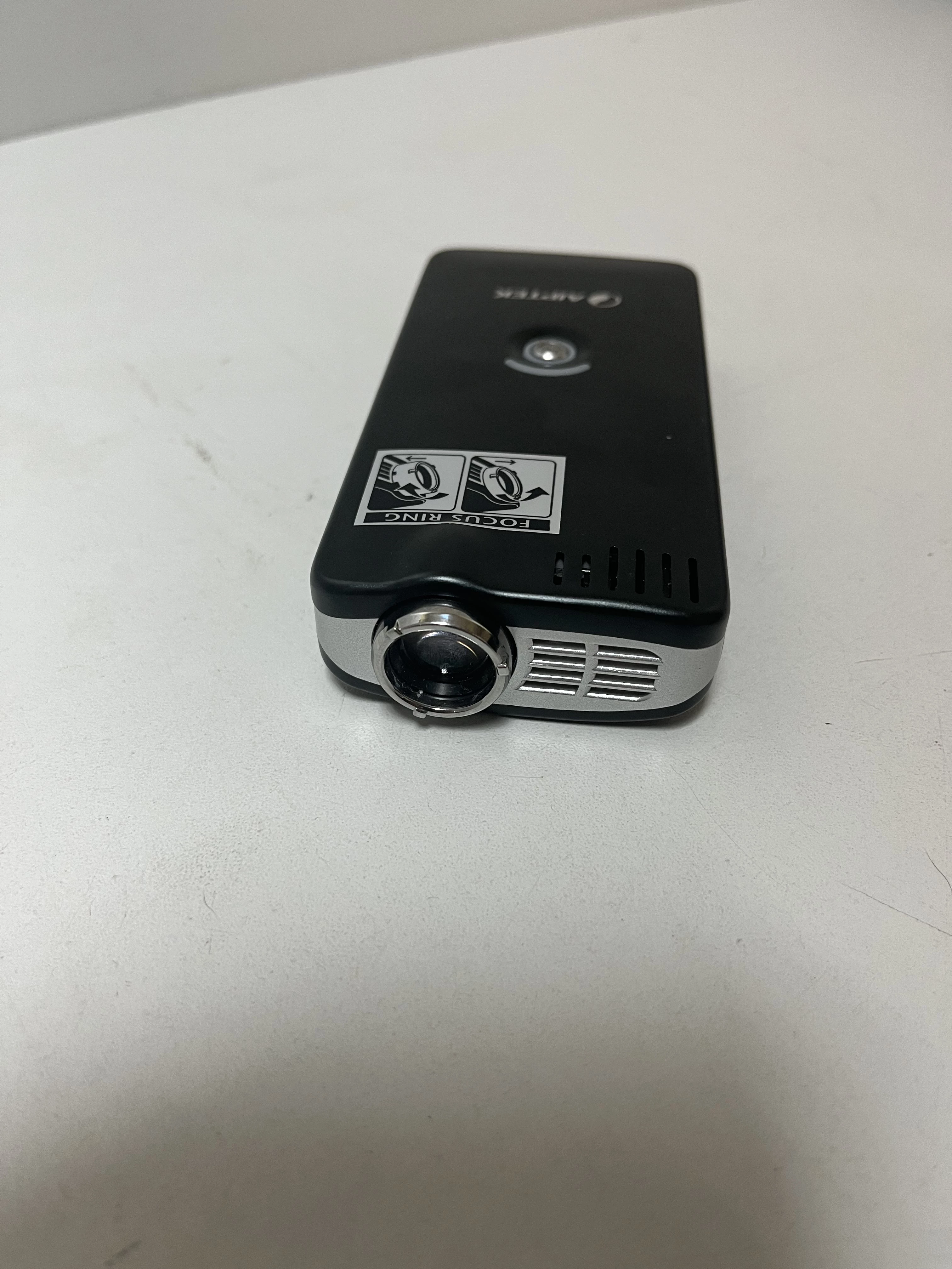 aiptek-pocketcinema-t10-pico-projector-stan-11323-2