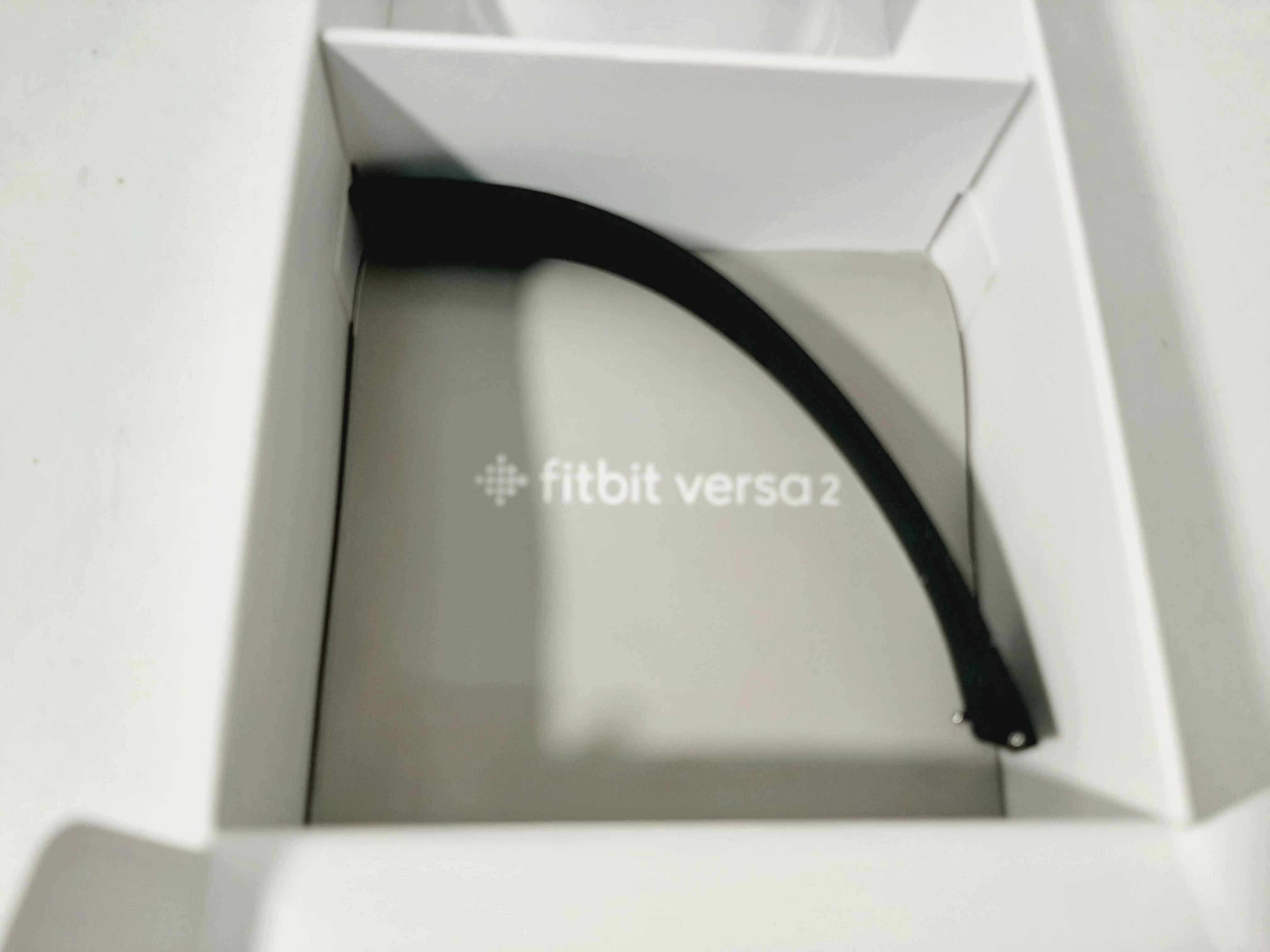 smartwatch-fitbit-versa-2-grubosc-koperty-1200