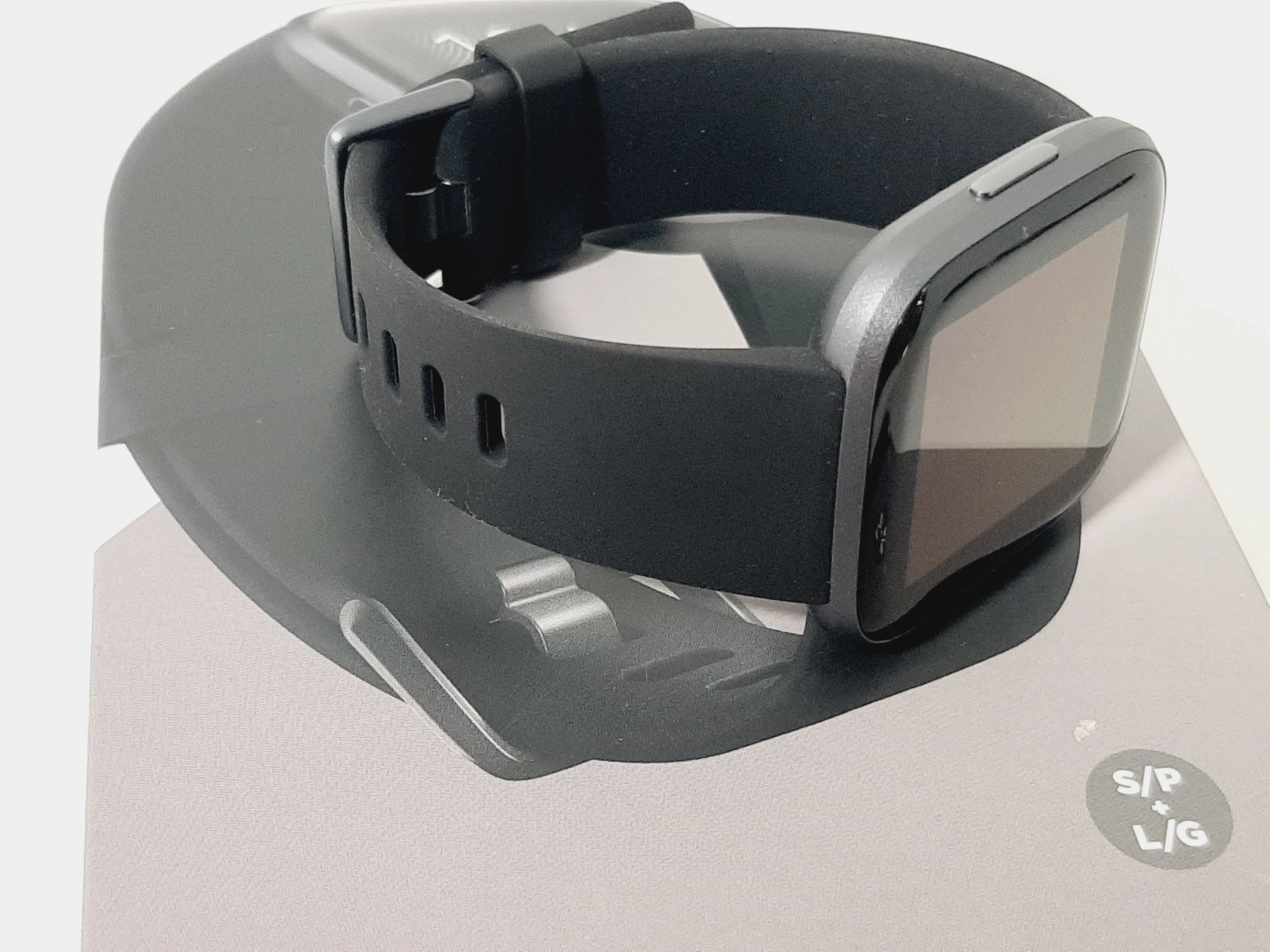 smartwatch-fitbit-versa-2-wysokosc-koperty-4000