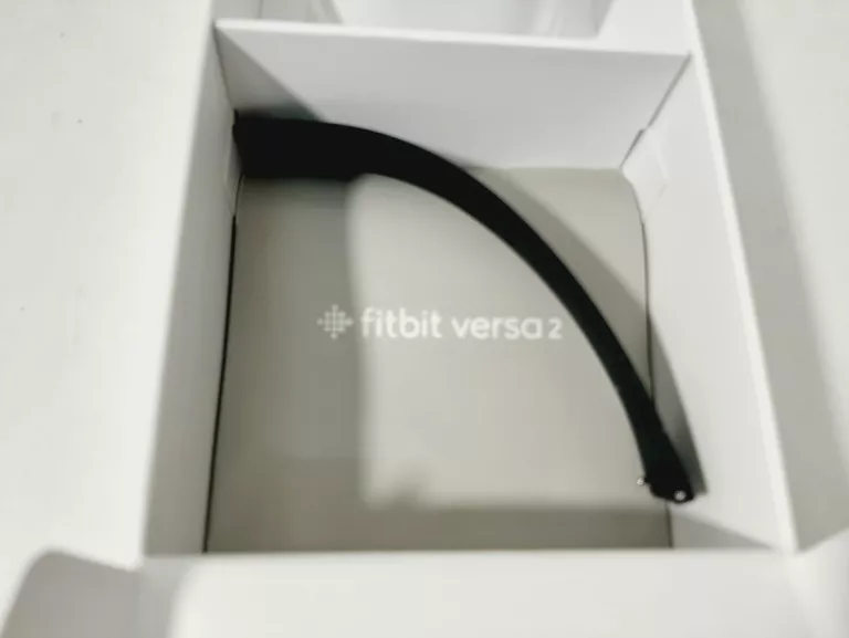 smartwatch-fitbit-versa-2-grubosc-koperty-1200
