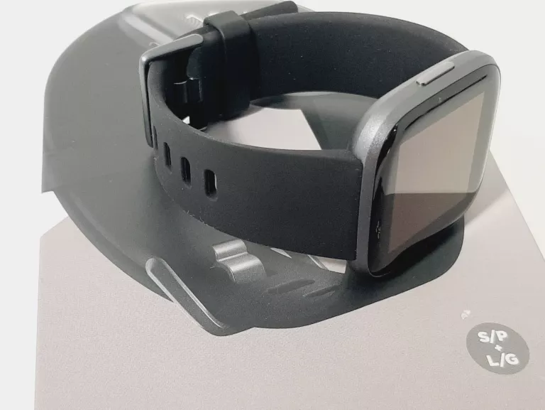 smartwatch-fitbit-versa-2-wysokosc-koperty-4000