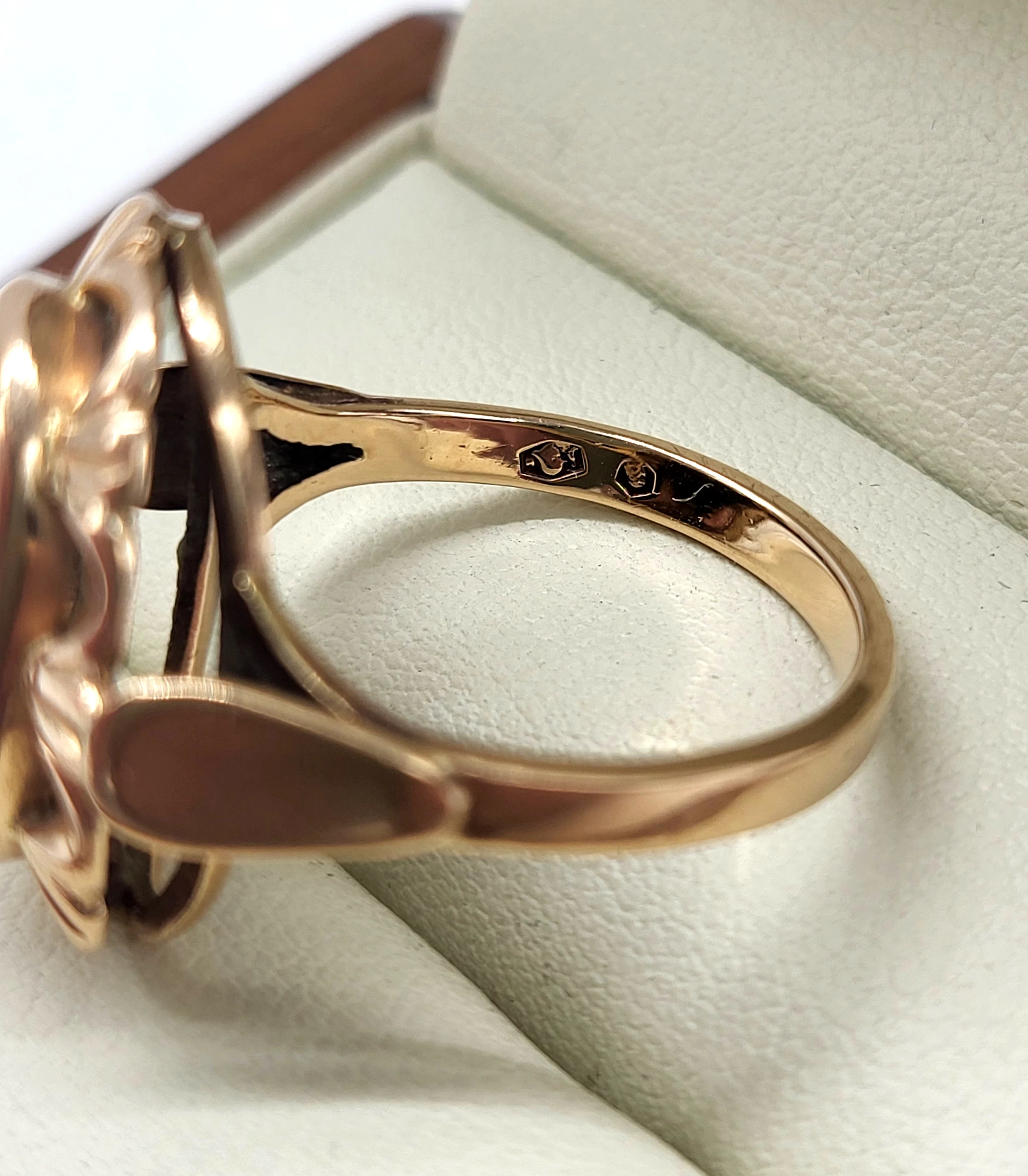 pieknie-zdobiony-zloty-pierscionek-543g585r17-kamien-17088-4194304