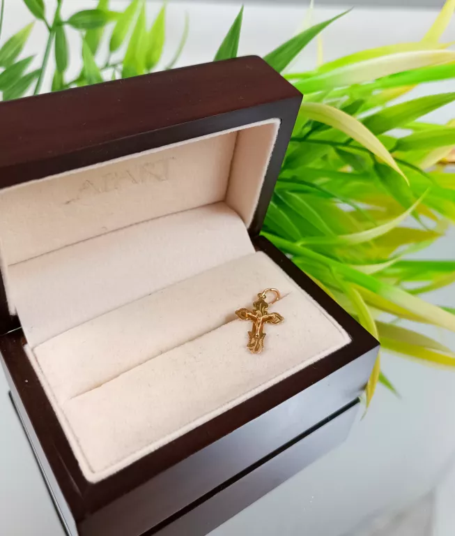 ZŁOTA ZAWIESZKA KRZYŻYK 0,56 G 585