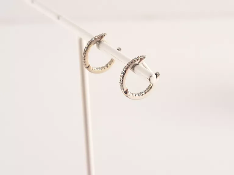 KOLCZYKI BIAŁE ZŁOTO 375 0,62G Z DIAMENTAMI 0,06CT