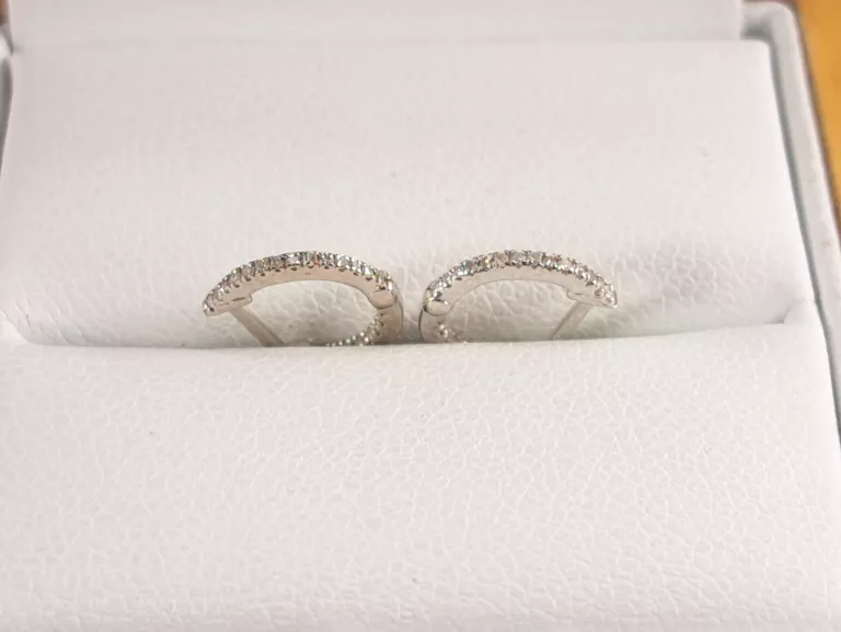 KOLCZYKI BIAŁE ZŁOTO 375 0,62G Z DIAMENTAMI 0,06CT