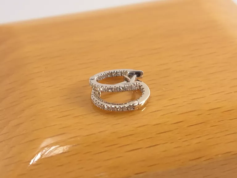 KOLCZYKI BIAŁE ZŁOTO 375 0,62G Z DIAMENTAMI 0,06CT