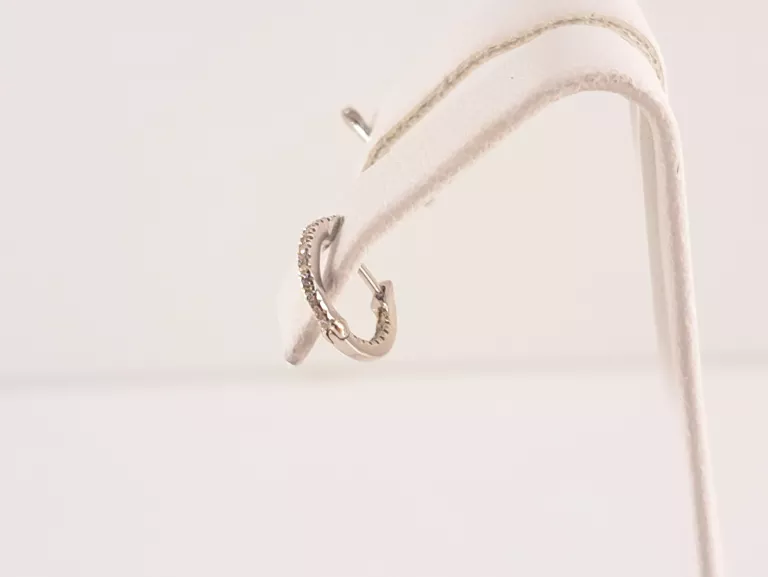 KOLCZYKI BIAŁE ZŁOTO 375 0,62G Z DIAMENTAMI 0,06CT
