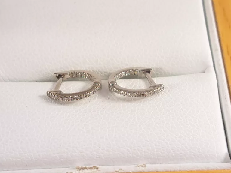 KOLCZYKI BIAŁE ZŁOTO 375 0,62G Z DIAMENTAMI 0,06CT