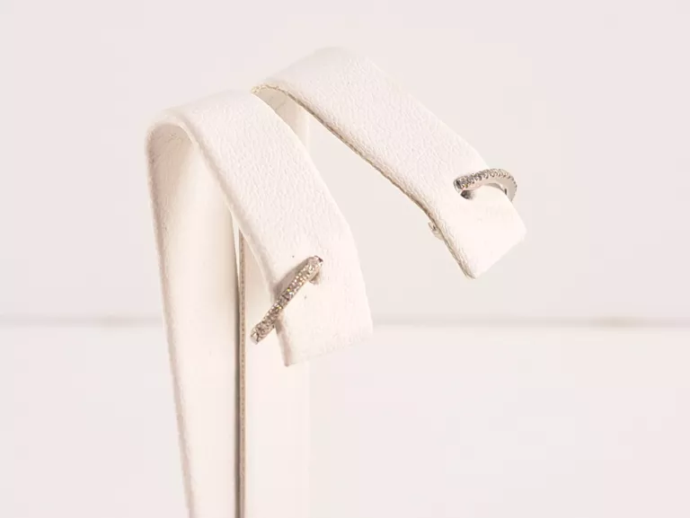 KOLCZYKI BIAŁE ZŁOTO 375 0,62G Z DIAMENTAMI 0,06CT