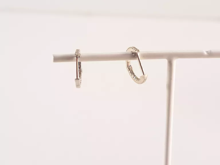 KOLCZYKI BIAŁE ZŁOTO 375 0,62G Z DIAMENTAMI 0,06CT