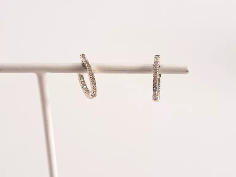 KOLCZYKI BIAŁE ZŁOTO 375 0,62G Z DIAMENTAMI 0,06CT