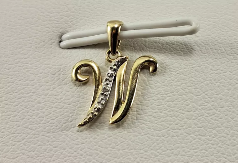 ZŁOTA ZAWIESZKA LITERA "W" DIAMENT 0,003CT CERTYFIKAT P375 0,57G