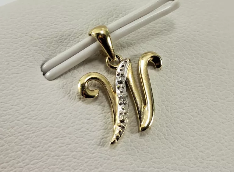 ZŁOTA ZAWIESZKA LITERA "W" DIAMENT 0,003CT CERTYFIKAT P375 0,57G