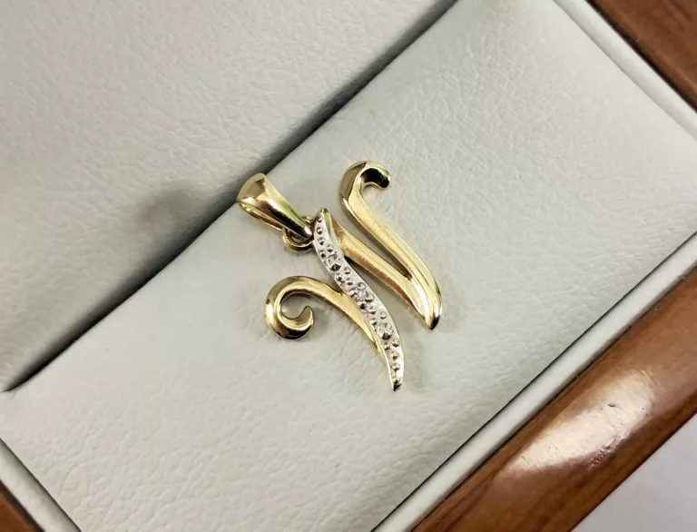 ZŁOTA ZAWIESZKA LITERA "W" DIAMENT 0,003CT CERTYFIKAT P375 0,57G