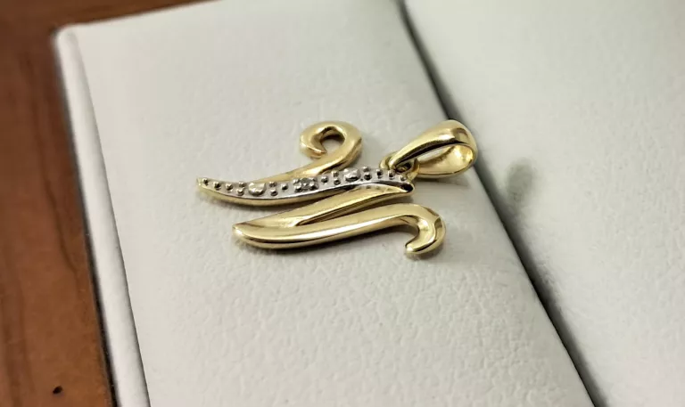 ZŁOTA ZAWIESZKA LITERA "W" DIAMENT 0,003CT CERTYFIKAT P375 0,57G