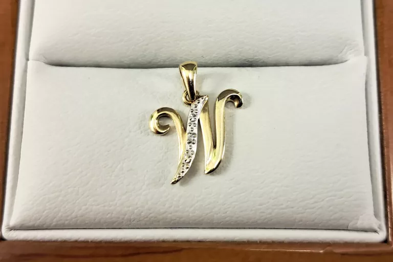 ZŁOTA ZAWIESZKA LITERA "W" DIAMENT 0,003CT CERTYFIKAT P375 0,57G
