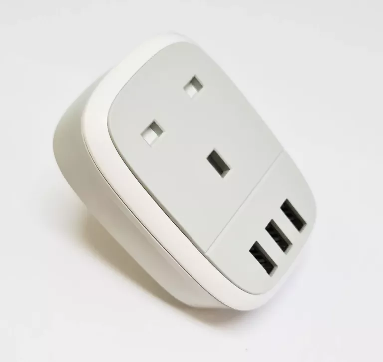 UNIWERSALNA PRZEJŚCIÓWKA ADAPTER GNIAZDA  UK  ŁADOWARKA USB