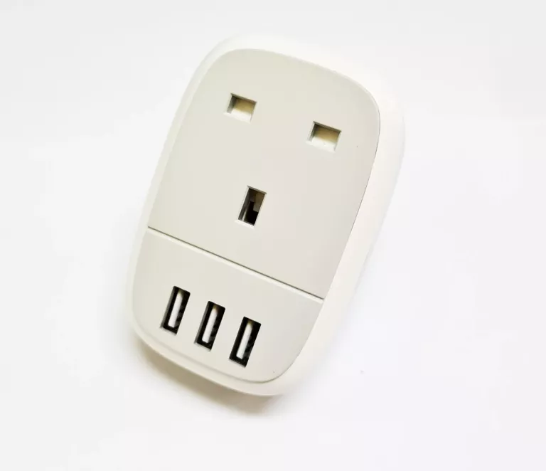 UNIWERSALNA PRZEJŚCIÓWKA ADAPTER GNIAZDA  UK  ŁADOWARKA USB