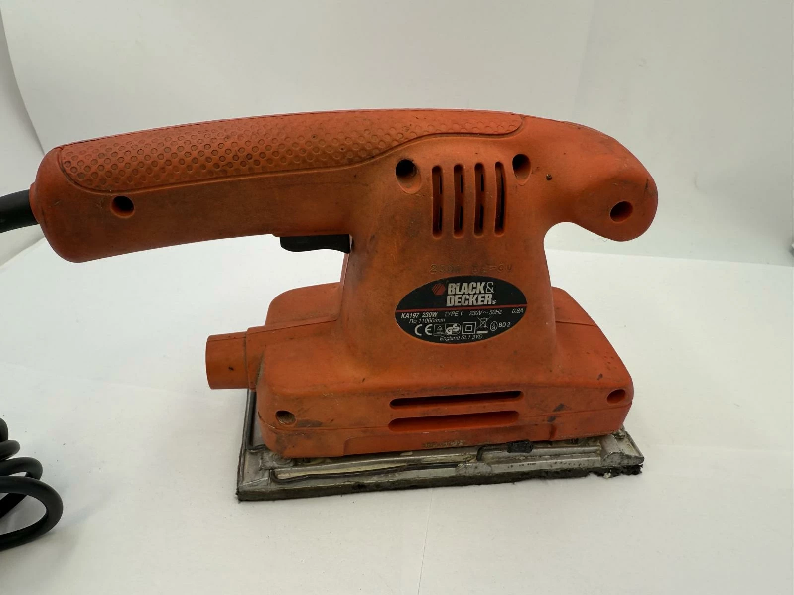 szlifierka-oscylacyjna-blackdecker-ka197-rodzaj-zasilania-128529-2