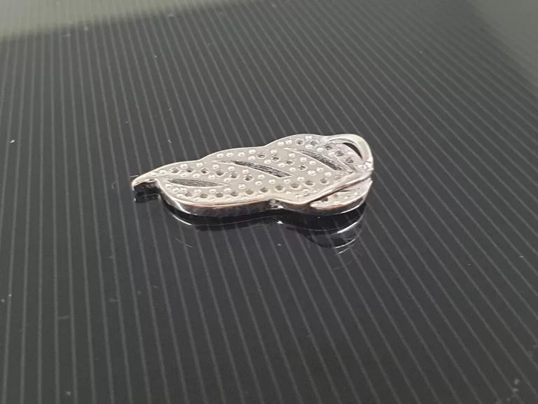 SREBRNA ZAWIESZKA LIŚĆ  1,3 G  DŁ 2 CM [925]