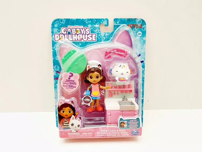 LALKA KOCI DOMEK GABI W KUCHNI + MEBLE DO DOMKU FIGURKA