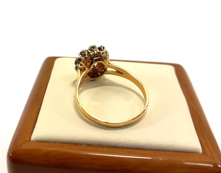 CZARUJĄCY ZŁOTY PIERŚCIONEK Z AMETYSTEM I DIAMENTAMI PR.750 R.23