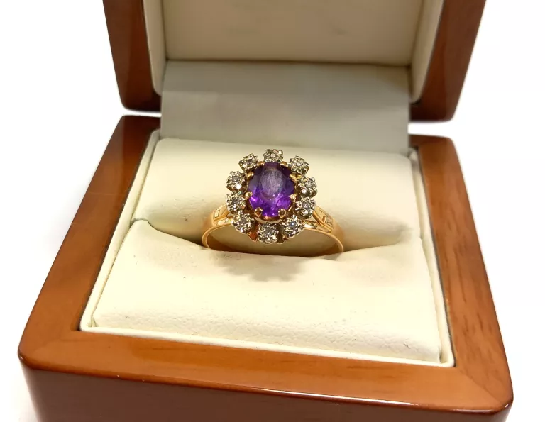 CZARUJĄCY ZŁOTY PIERŚCIONEK Z AMETYSTEM I DIAMENTAMI PR.750 R.23