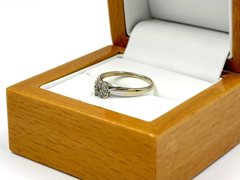 ZŁOTY PIERŚCIONEK Z DIAMENTAMI 375 1,97G R13 0,13CT