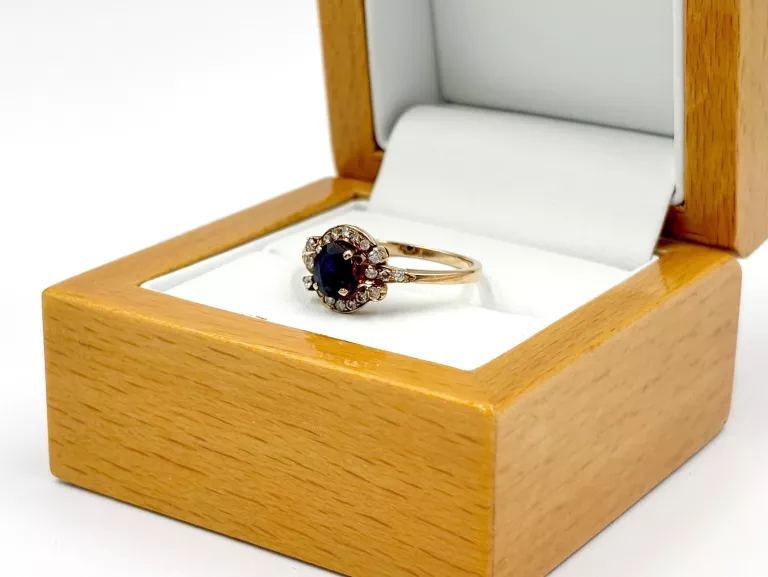 ZŁOTY PIERŚCIONEK Z SZAFIREM I DIAMENTAMI 375 2,56G R17 0,18CT