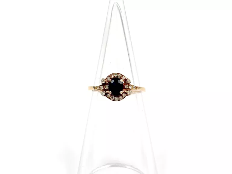 ZŁOTY PIERŚCIONEK Z SZAFIREM I DIAMENTAMI 375 2,56G R17 0,18CT