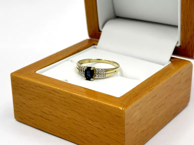 ZŁOTY PIERŚCIONEK Z SZAFIREM I DIAMENTAMI 585 1,76G R16 0,04CT