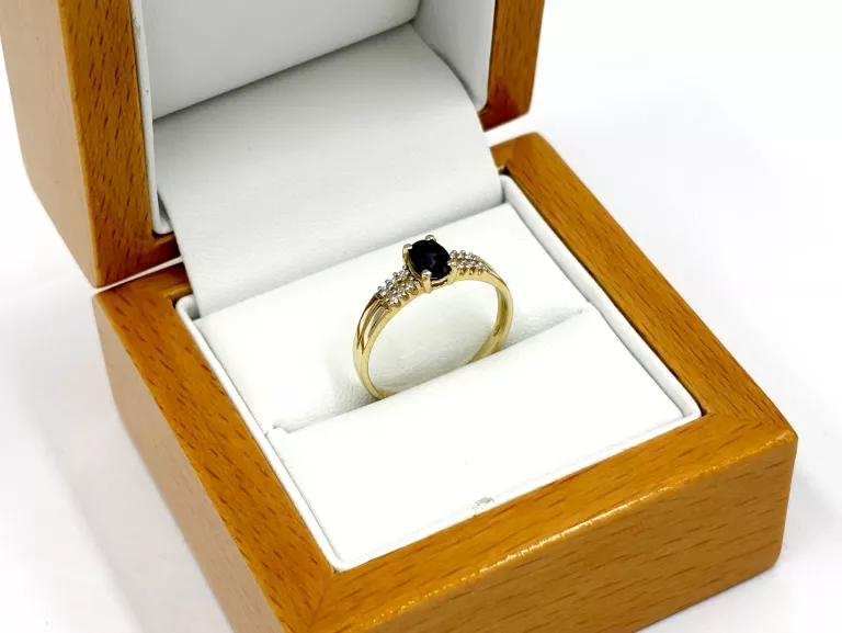 ZŁOTY PIERŚCIONEK Z SZAFIREM I DIAMENTAMI 585 1,76G R16 0,04CT