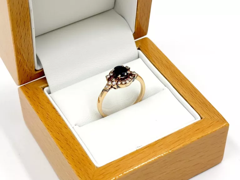 ZŁOTY PIERŚCIONEK Z SZAFIREM I DIAMENTAMI 375 2,56G R17 0,18CT