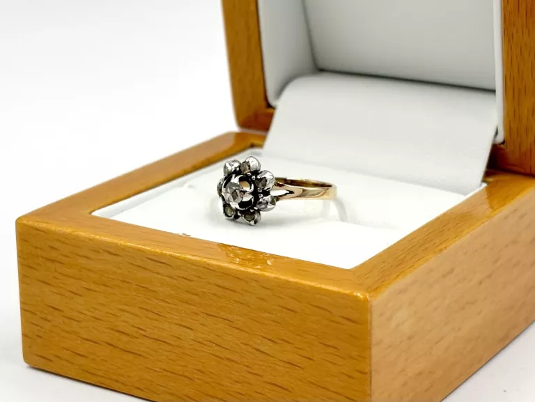 PIERŚCIONEK ZŁOTO I SREBRO Z ROZETĄ DIAMENTOWĄ 585 925 1,65G R12