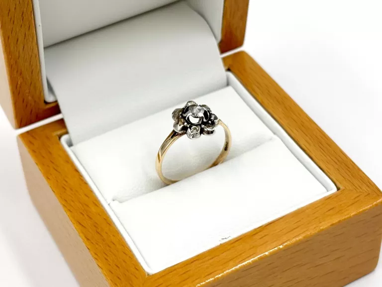 PIERŚCIONEK ZŁOTO I SREBRO Z ROZETĄ DIAMENTOWĄ 585 925 1,65G R12