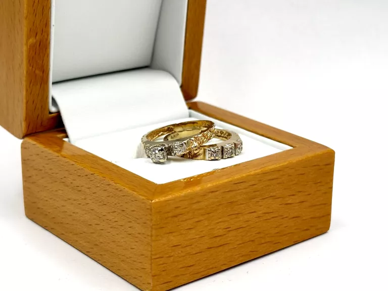 KOMPLET DWÓCH ZŁOTYCH PIERŚCIONKÓW Z DIAMENTAMI 585 4,87G R13 0,17CT