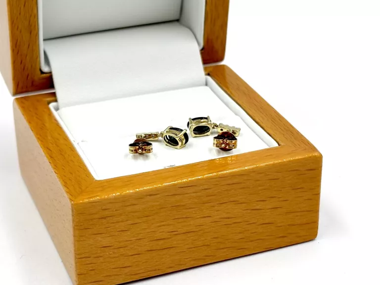ZŁOTE KOLCZYKI Z SZAFIRAMI I DIAMENTAMI 585 1,29G 0,06CT SZTYFT